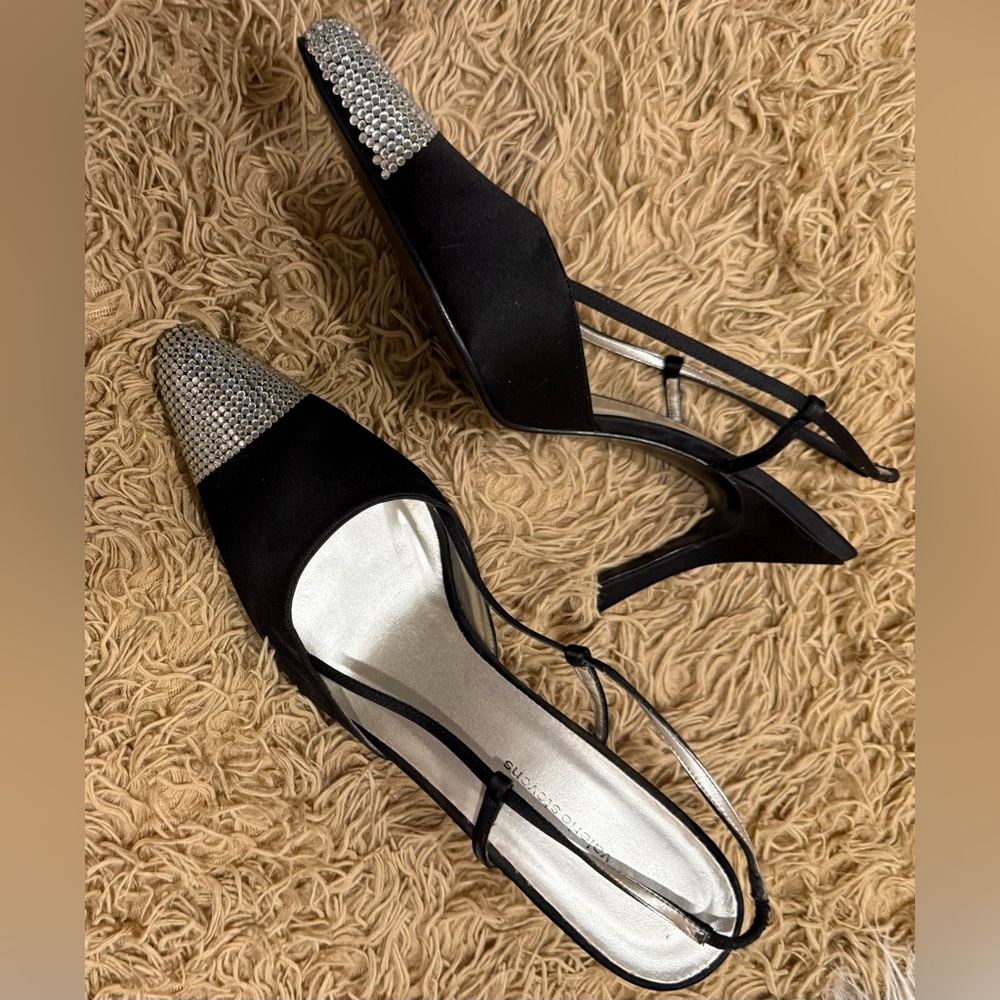 Black heels with a tip of diamonds
